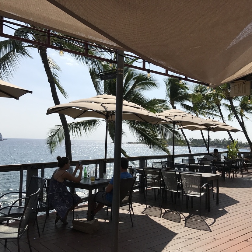 ハワイ島・海を眺めるオープンエアのカフェ