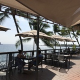ハワイ島・海を眺めるオープンエアのカフェ